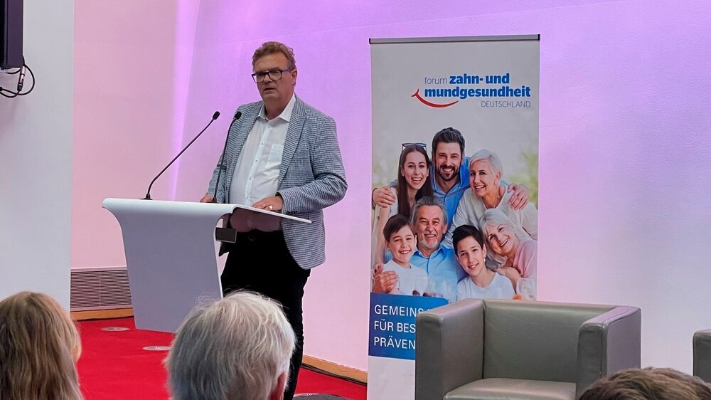 Prof. Dr. Christoph Benz beim Forum Zahn- und Mundgesundheit Prof. Dr. Christoph Benz beim Forum Zahn- und Mundgesundheit