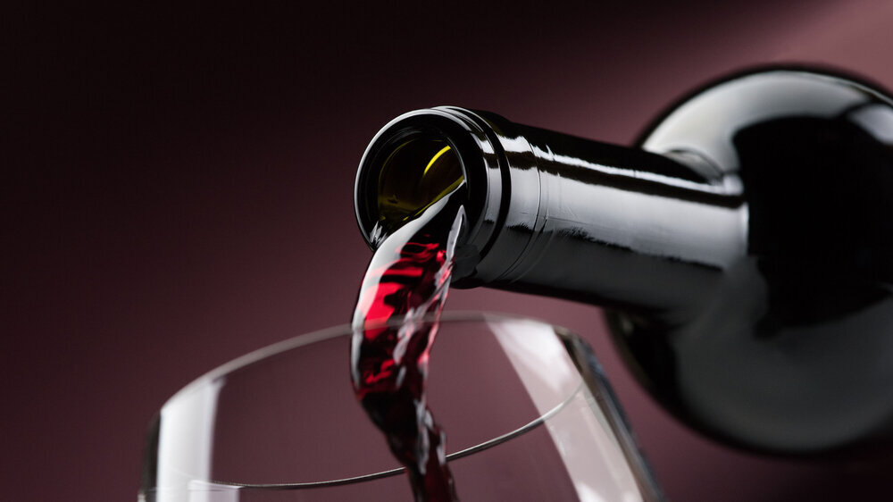 Pouring red wine into a wineglass Rotwein