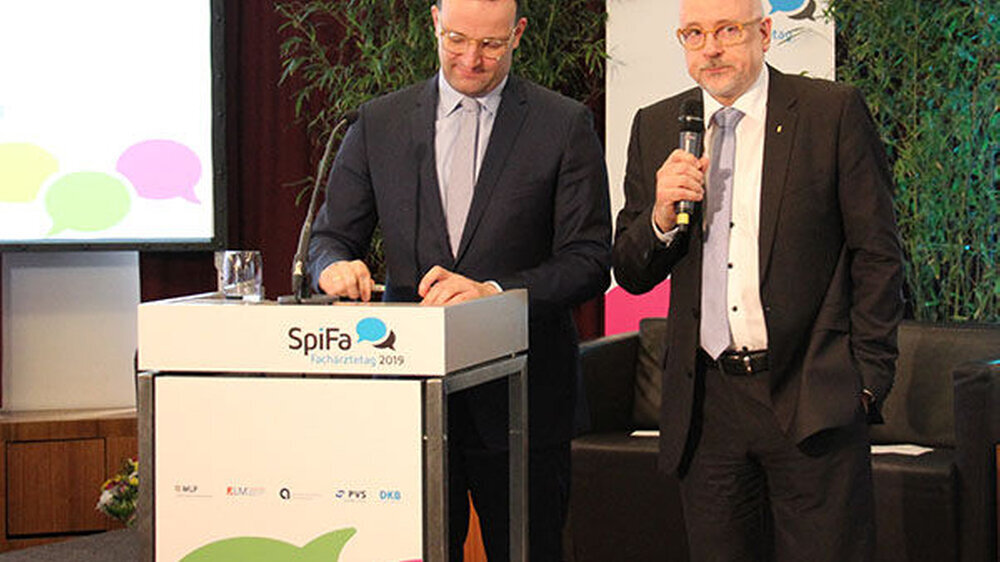 Bundesgesundheitsminister Jens Spahn (CDU) mit dem SpiFa-Vorsitzenden Dr. Dirk Heinrich