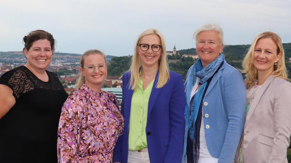 Die Mitgliederversammlung des Dentista e.V. wählte am 24. Juni einen neuen Vorstand (v.l.n.r.): Schriftführerin ZÄ Julia Vogt, Schatzmeisterin Dr. Sarah Schneider, Präsidentin Dr. Rebecca Otto sowie die beiden Vizepräsidentinnen FZÄ Sabine Steding u
