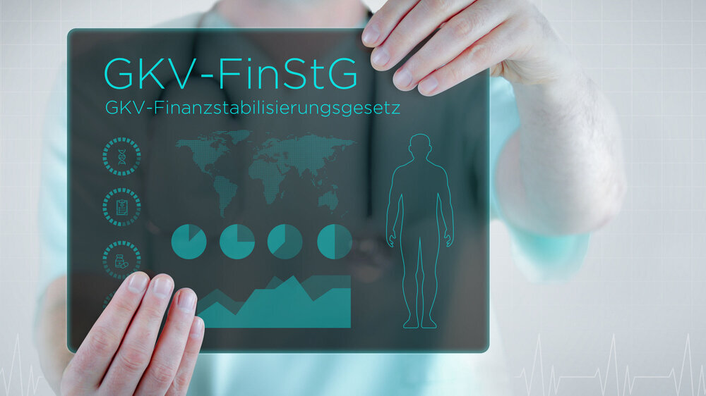 Was beim GKV-FinStG bisher kaum Beachtung fand: Die Versicherten sollen - anders als bisher - nicht mehr von ihrer Krankenkasse per Brief persönlich über die Beitragserhöhung ihrer Kasse informiert werden.