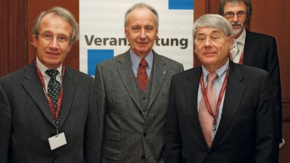 Von links: Dr. Dr. Lür Köper – Vorstand DGMKG, Dr. Dr. Jürgen Weitkamp – Past Präsident der BZÄK, Dr. Horst Luckey – Past Präsident BDO, im Hintergrund, Dr. Dr. Wolfgang Jakobs – neuer 1. Vorsitzender des BDO
