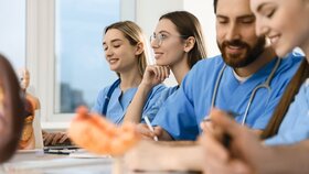 Medizinstudierende im Unterricht