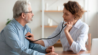 Kardiologin untersucht Patienten