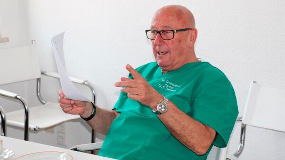 "DieBehandlung unter Hypnose führe ich bei Krebspatienten, die unheilbar erkrankt sind, unentgeltlich durch. Es hilft ihnen, mit dem Leben und der Krankheit klar zu kommen."