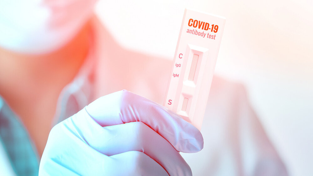 Das Deutsche Elektronische Melde- und Informationssystem für den Infektionsschutz, kurz DEMIS, unterstützt bereits die Übertragungswege in Gesundheitsämtern und Laboren bei der Übermittlung von positiven Testergebnissen.