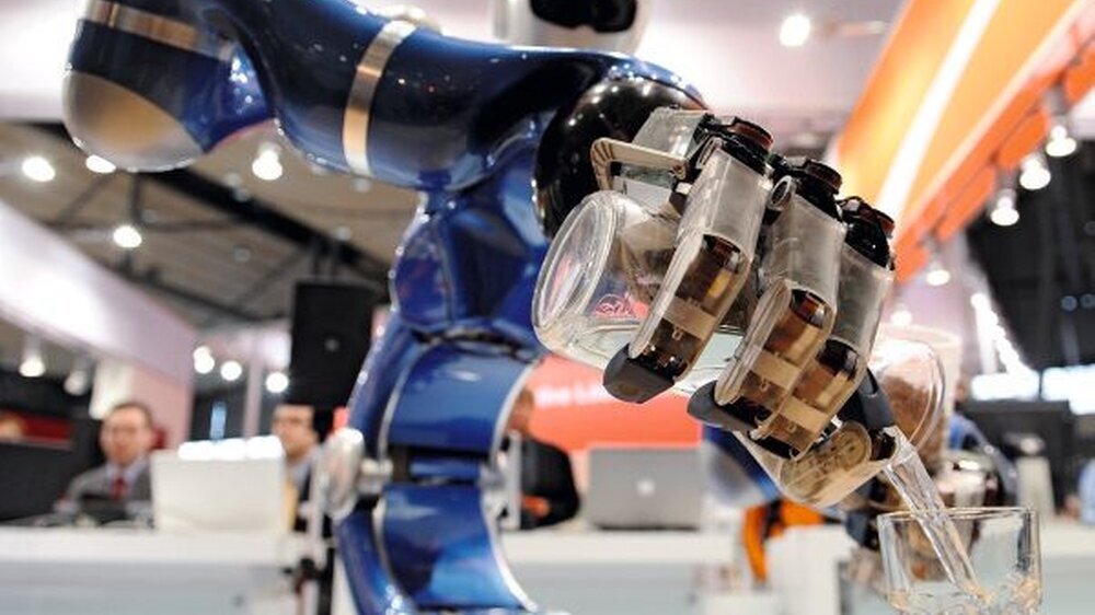 Pflege von übermorgen? Diese „Haushaltshilfe“ für alte und kranke Menschen ist eigentlich unvorstellbar. Aber längst nicht alles, was E-Health bietet und auf der CeBIT in Hannover gezeigt wird, mutet wie schlechte Science-Fiction an. Wichtig wird s