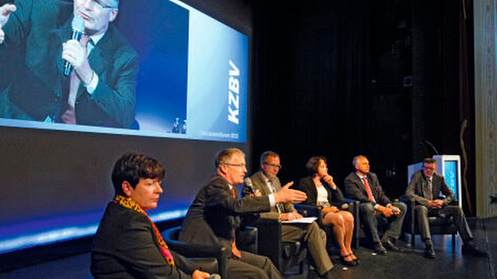 Rege Diskussionen auf dem Podium: Christine Aschenberg-Dugnus (FDP), der KZBV-Vorsitzende Dr. Jürgen Fedderwitz, Moderator Andreas Mihm, die \r\nVorsitzende des GKV-Spitzenverbandes Dr. Doris Pfeiffer, \r\nSteffen-Claudio Lemme (SPD) und Andreas Brandhor