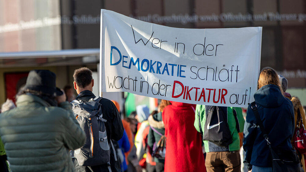 Die Forscher weisen darauf hin, dass eine kleine mobile Minderheit, die die Abstands- und Hygieneregeln nicht beachtet, ein großes Risiko für die Virusausbreitung in der Gesellschaft sein kann.