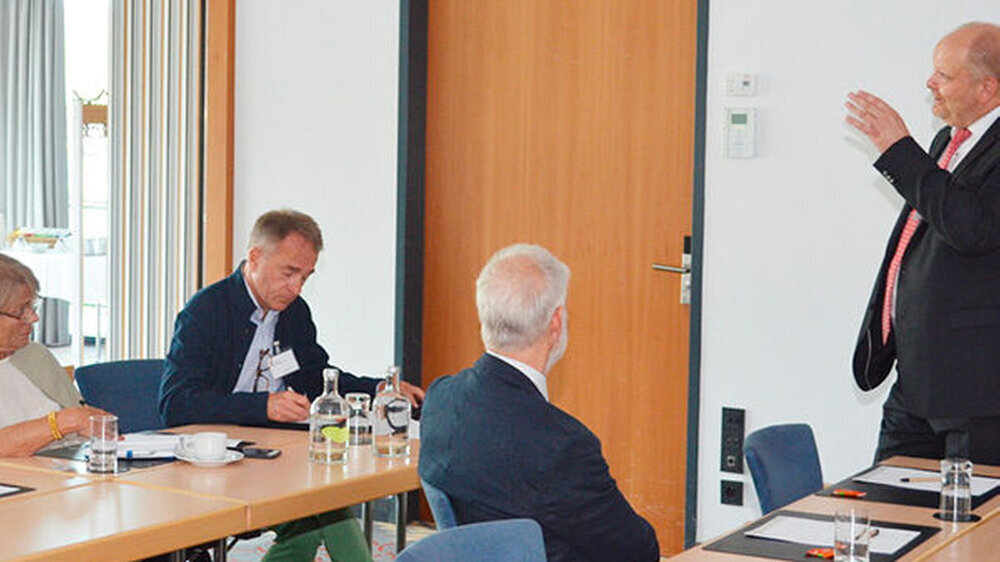Während einer Pressekonferenz stellte die Stiftung Innovative Zahnmedizin ihr aktuelles Seminarangebot für Zahnärzte vor.