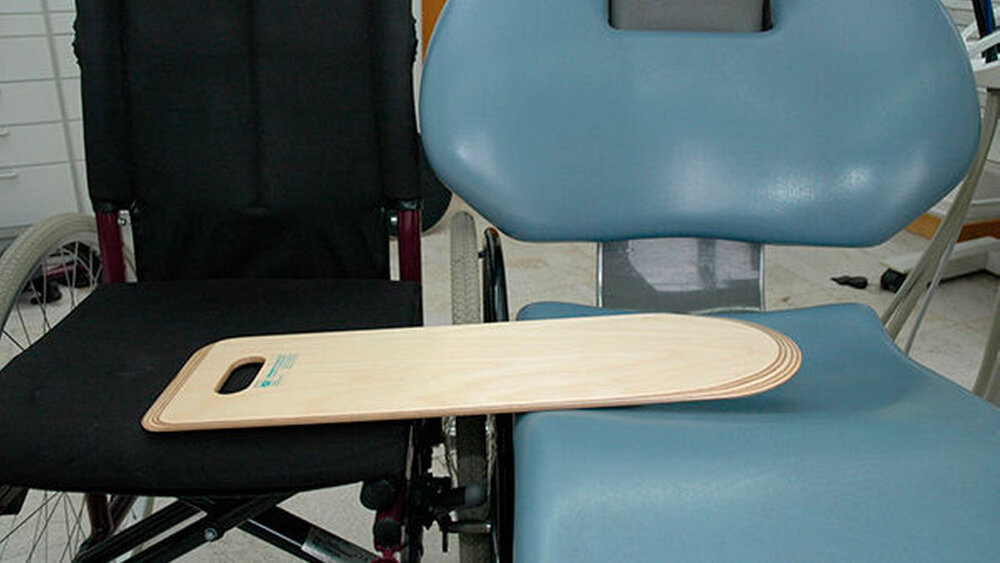 Abb. 8: Ein wirksames Hilfsmittel für den Patiententransfer ist auch ein stabiles Brett mit Handgriff. |