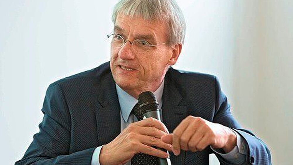 ZA Harald Schrader kündigte an, dass sich der FVDZ künftig bei versorgungspolitischen Fragen verstärkt einbringen werde. Er forderte eine kontinuierliche Teilhabe der Patienten am zahnmedizinischen Fortschritt. Eine BEMA-Ausweitung könne nur mit adäquater Anhebung der Honorarobergrenze oder extrabudgetär erfolgen. Für begrenzte Mittel könne es aber nur begrenzte Leistungen geben. |