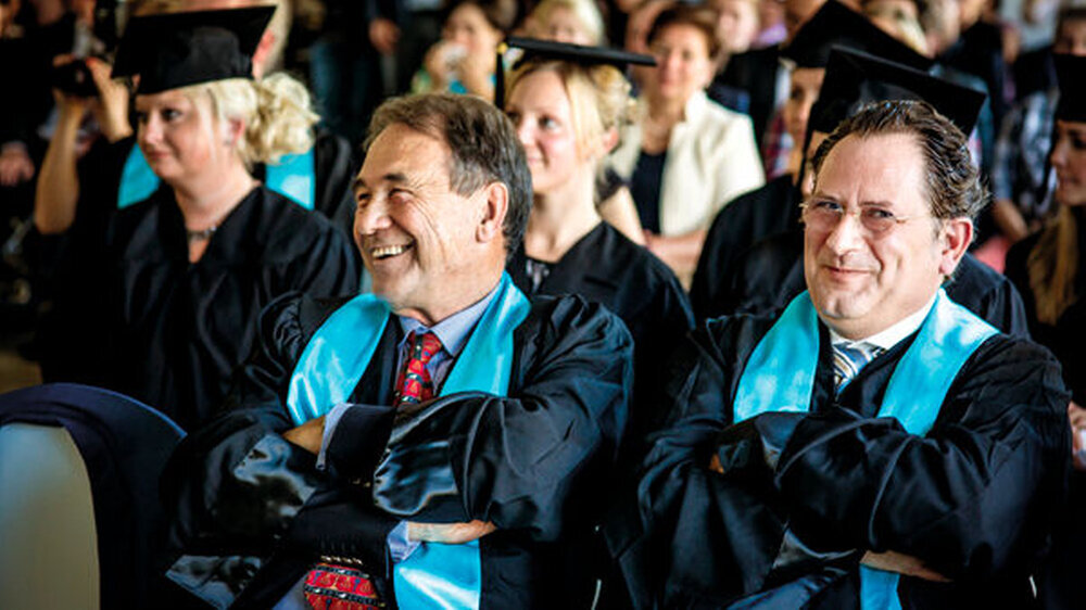 Prof. Dr. Wolfram Hahn, Präsident der praxisHochschule, und Prof. Dr. Georg Gaßmann, Studiengangsleiter Dentalhygiene und Präventionsmanagement (v. l.) im Ornat.