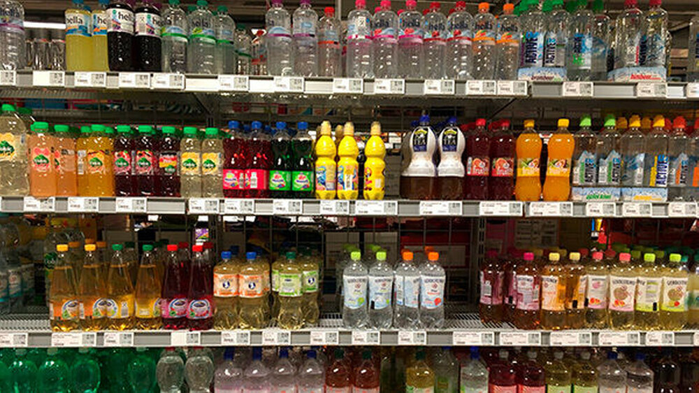 "Wasser mit Geschmack" ist eine geschmacklose Erfindung der Lebensmittelindustrie, weil reich an Zucker, warnt der Bundesverband der Kinderzahnärzte. Drei getestete Sorten enthalten zudem krebserregendes Benzol.