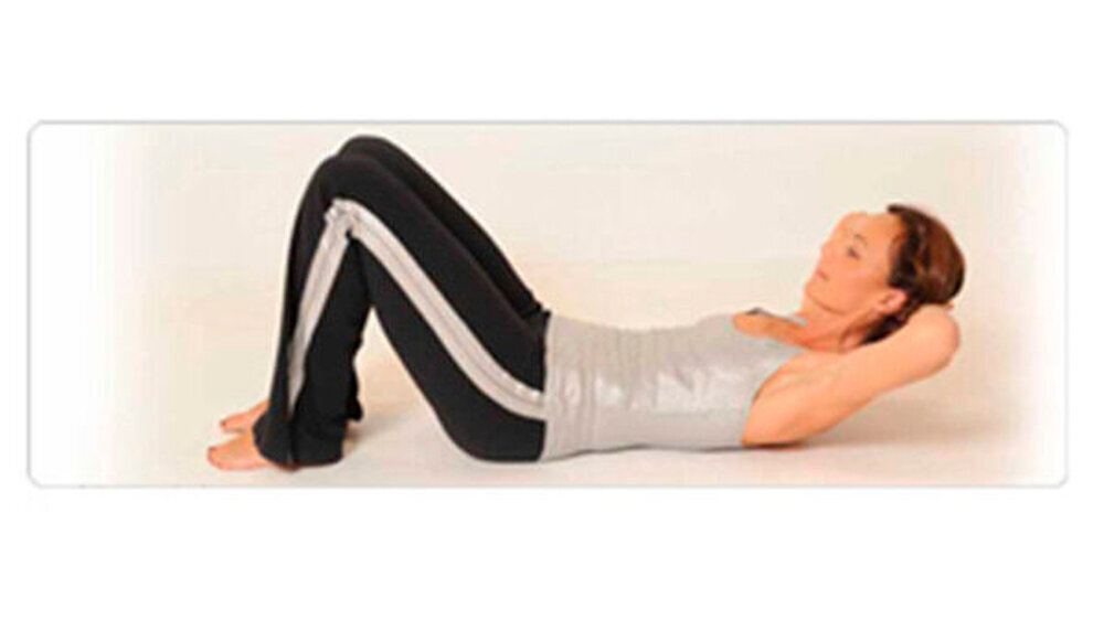 Crunches: In Liegeposition beide Beine hüftbreit aufstellen und die Hände an den Kopf bringen. Die Ellenbogen nach hinten ziehen. Mit der Ausatmung bis zu den Schulterblattspitzen hochrollen, mit der Einatmung ablegen.