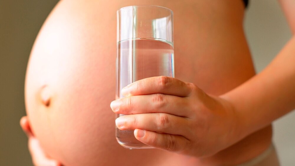Schwangere mit Wasserglas