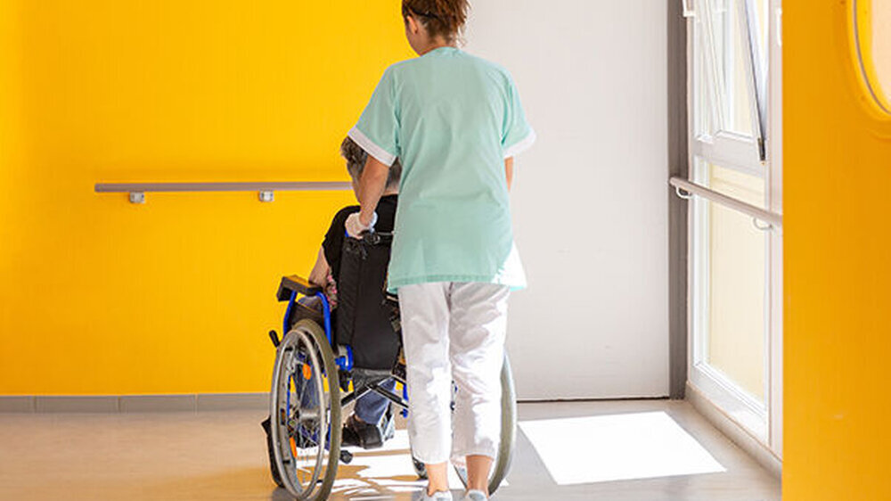 Mit 89 Prozent besitzt der Großteil der Pflegefach- und Pflegehilfskräfte eine spezifische pflegerische Ausbildung. Mit 49 Prozent ist fast die Hälfte der Beschäftigten in Teilzeit tätig.