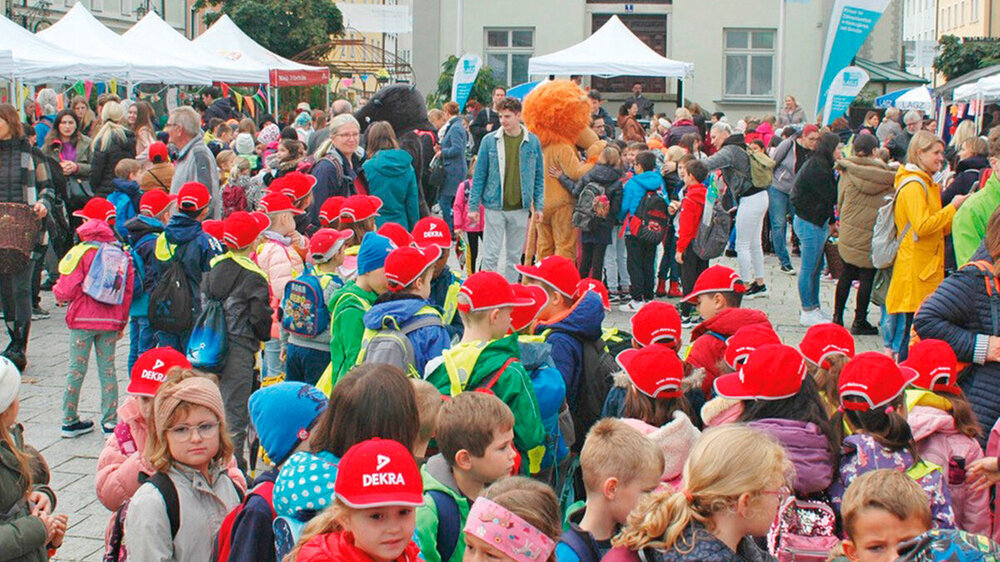 Bayern: Über 1.000 Kita- und Grundschulkinder feierten am Oberen Stadtplatz in Deggendorf den Tag der Zahngesundheit, den die LAGZ Bayern traditionell mit einem Kinderfest begeht.