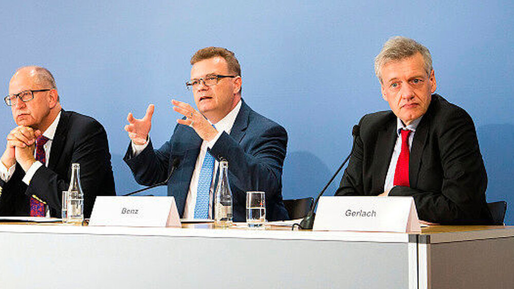 Dr. Peter Engel, Prof. Dr. Christoph Benz, Prof. Dr. Ferdinand M. Gerlach (v.l.n.r.) zogen auf der Pressekonferenz in Berlin eine bisher positive Bilanz. |