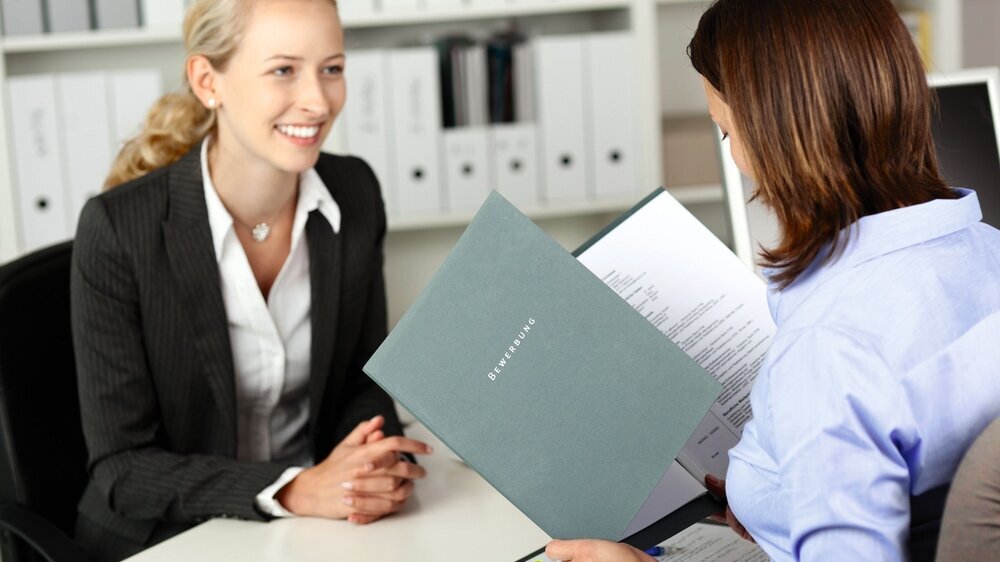 Bewerberin und Chefin sprechen im Job-Interview. In diesem Moment checken beide Seiten, ob eine Zusammenarbeit passen könnte.