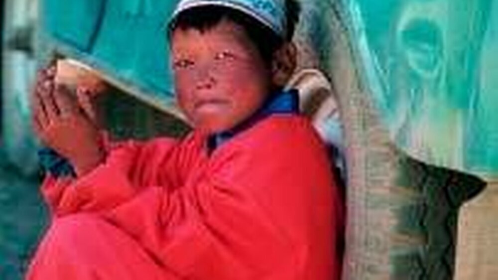 Ein mongolischer Junge freut sich über die Hilfe aus Deutschland.
