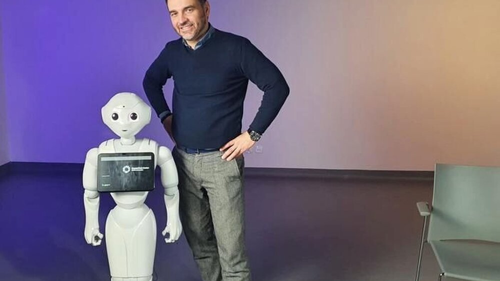 Konrad Maj, PhD, von der SWPS University, mit einem an der Studie teilnehmenden Roboter