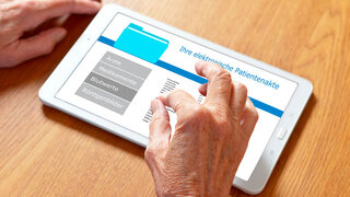 Patient bedient seine elektronische Patientenakte am Tablet.