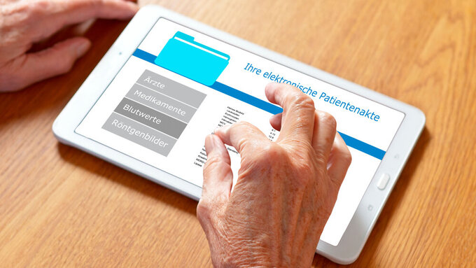 Patient bedient seine elektronische Patientenakte am Tablet.
