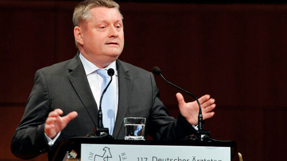 Bundesgesundheitsminister Hermann Gröhe zeigte sich auf dem Deutschen Ärztetag gegenüber den Delegierten kooperativ. | Bundesgesundheitsminister Hermann Gröhe zeigte sich auf dem Deutschen Ärztetag gegenüber den Delegierten kooperativ. |