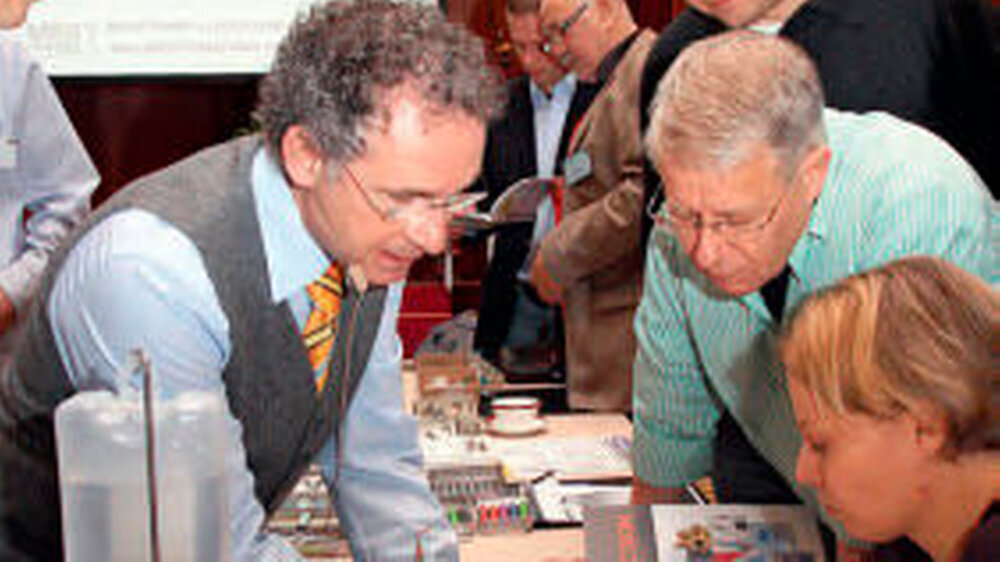 Hands-on-Kurs im Hotel Adlon: Professor Dr. Dr. Knut Achim Grötz, Wiesbaden, ( 2.v. l.) erklärt Besonderheiten am Schweinekiefer.