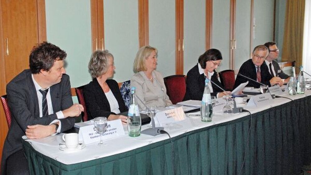 Dr. Timm Genett vom PKV-Verband, Elke Damann von der Barmer GEK, Dörte Elß, Verbraucherzentrale Berlin, Jette Krämer, Leiterin der Presse- und Öffentlichkeitsarbeit BZÄK, der KZBV-Vorsitzende Dr. Jürgen Fedderwitz und Sven Tschoepe, komm. Leiter der