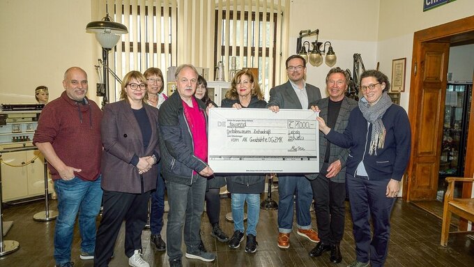 DGZMK-Arbeitskreis "Geschichte der Zahnheilkunde" übergibt einen Scheck im Dentalmuseum Zschadraß DGZMK-Arbeitskreis im Dentalmuseum Zschadraß