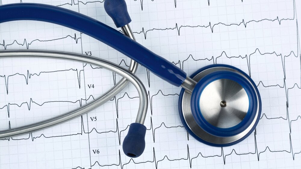 Symbolbild Gesundheitswesen Stethoskop und Elektrokardiogramm