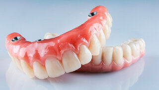 Zahnersatz vor hellblauem Hintergrund