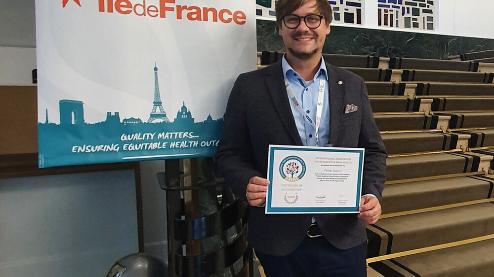 Dr. Peter Schmidt bei der Preisverleihung in Paris. Er holt die Auszeichnung erstmals nach Deutschland.