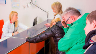 lange warteschlange beim hausarzt