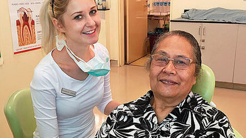 Stefanie Lindner mit einer Patientin im Vaiola Hospital in Nuku´alofa, der Hauptstadt Tongas. |