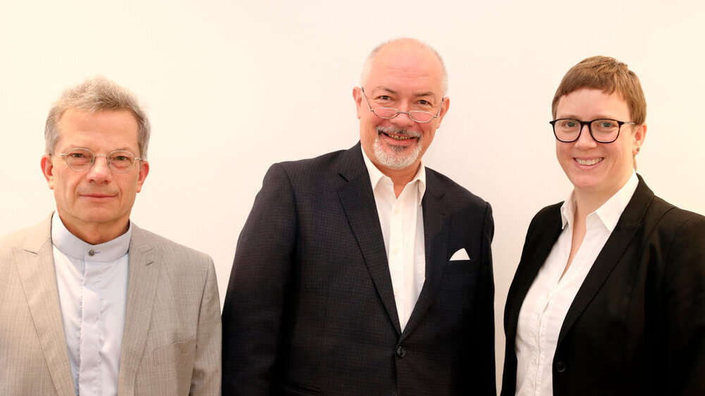 Dr. Andreas Hessberger, Karsten Geist und Dr. Jana Lo Scalzo (von links) bilden den neuen Vorstand der KZV Berlin. Dr. Andreas Hessberger, Karsten Geist und Dr. Jana Lo Scalzo (von links) bilden den neuen Vorstand der KZV Berlin.