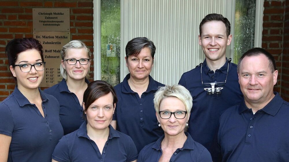 Zahnarzt Dr. Mahlke mit Praxisteam