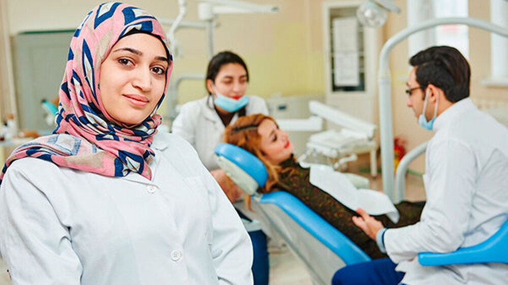 Die Behandlung sollte erst begonnen werden, wenn klar ist, dass der Sprachmittler richtig übersetzt hat und der Patient die Aufklärung vollständig verstanden hat.