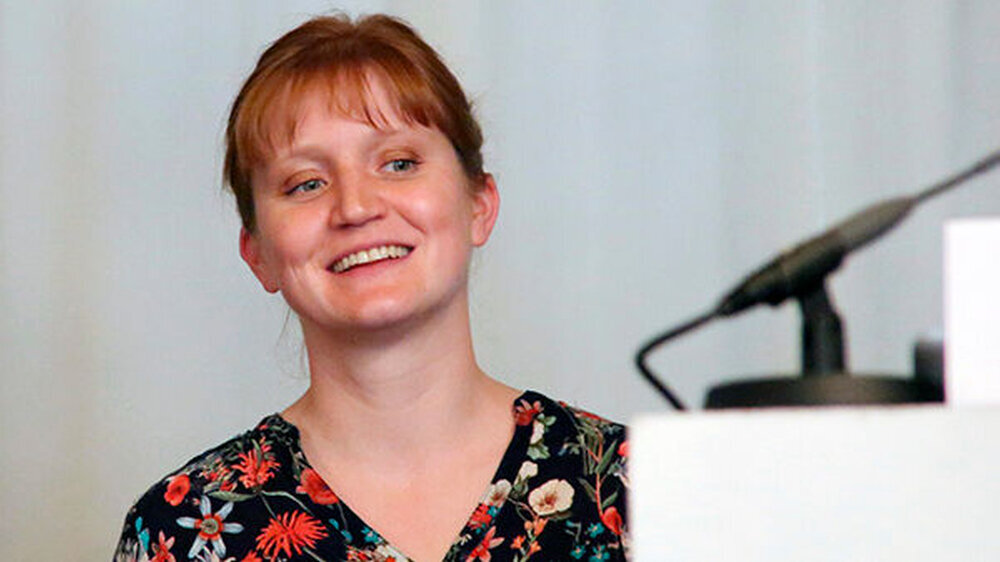 Spannend waren die Erfahrungen von Dr. Nicole Passia mit ihrem Konzept des mittigen Einzelimplantats im Unterkiefer zur Stabilisierung einer Totalprothese über eine Locatorverbindung. Hier zeigte die Diskussion, dass es durchaus verschiedene Positionen u