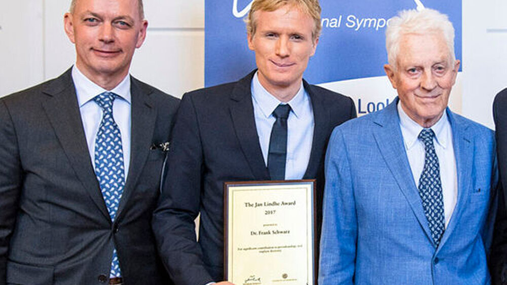 Prof. Dr. Frank Schwarz (Mitte) bei der Verleihung des Jan Lindhe Awards im Mai 2017.\r\n