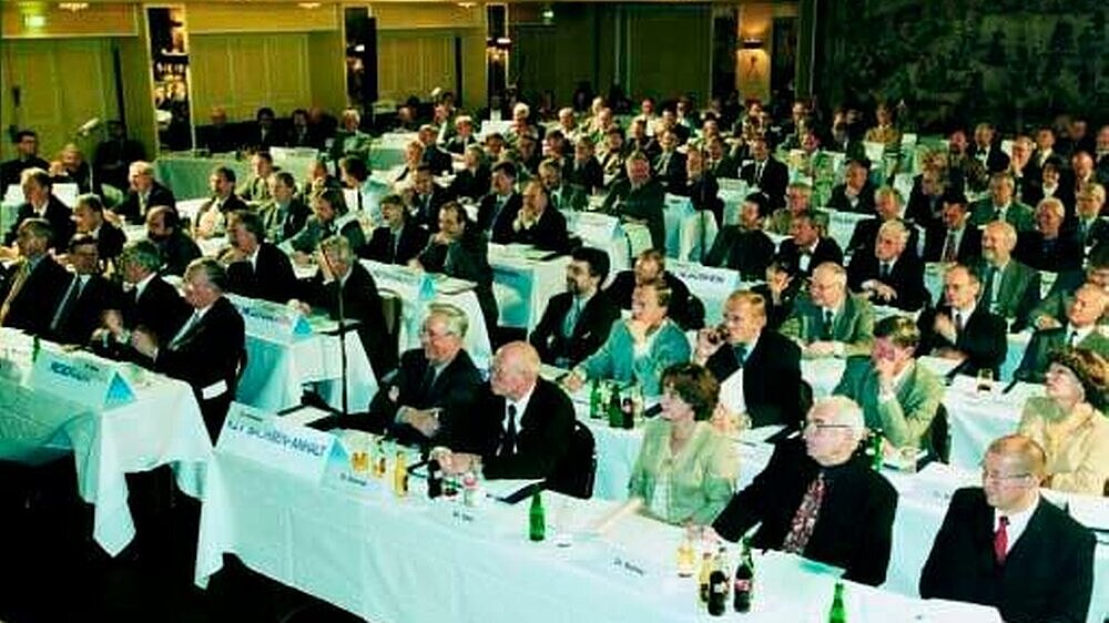 Auf der KZBV-Vertreterversammlung im Oktober 2001in München wurden Vorstand und Verwaltung aufgefordert, als Grundlage für eine mittelfristige Haushalts- und Finanzplanung eine auf die einzelnen Aufgabenbereiche bezogene Kostenanalyse durchzuführen.