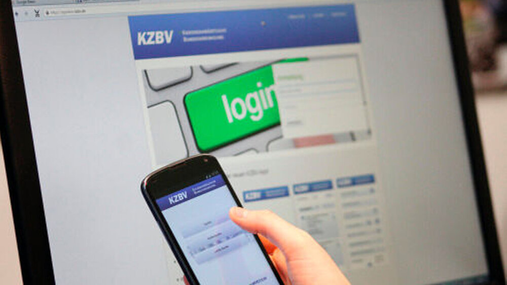 Bequem am PC-Bildschirm können Zahnärzte die Eingabe der Daten in die Datenbank vornehmen. Ab dem Frühjahr sind diese Informationen per App dann für Patienten mobil durchsuchbar. |