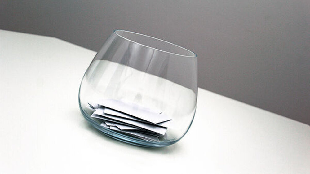 Am Anfang stand der Lostopf, hier ein wenig schöner, unser Losglas. | Am Anfang stand der Lostopf, hier ein wenig schöner, unser Losglas. |