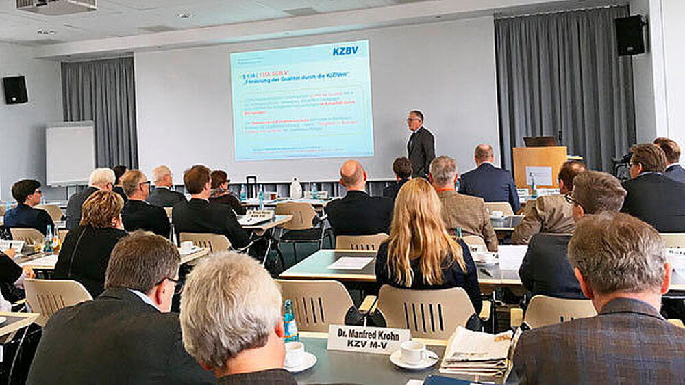 Auf einer Qualitätstagung der KZBV am 13. Oktober 2016 in Frankfurt am Main kamen Vorstandsmitglieder und QS-Experten der KZVen zusammen, um sich über die Umsetzung der Qualitätsprüfungsrichtlinie im vertragszahnärztlichen Bereich auszutauschen. |