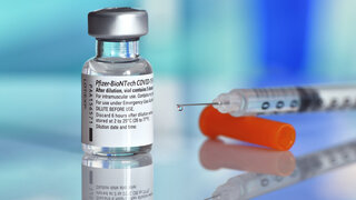 Ampulle des COVID-19-Impfstoffs Comirnaty von Pfizer/BioNTech