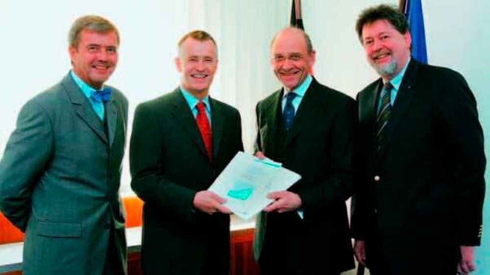 Zeigten sich zuversichtlich bei der Übergabe des ersten validierten Berichtes zum neuen Festzuschusssystem: Dr. Wolfgang Eßer, Dr. Jürgen Fedderwitz, BMGS-Staatssekretär Dr. Klaus-Theo Schröder, Dr. Günther E. Buchholz (v.l.n.r.).