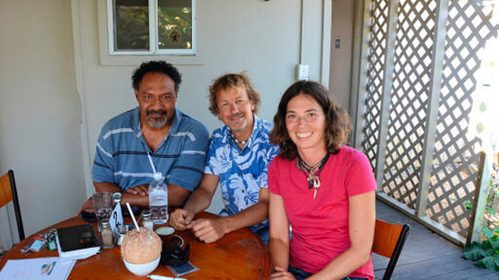 Treffen mit dem Chef der Zahnkliniken von Tonga (v.l.n.r.): Dr. Amanaki Fakakovikaetau, Dr. Andreas Köneke, Maren Adam