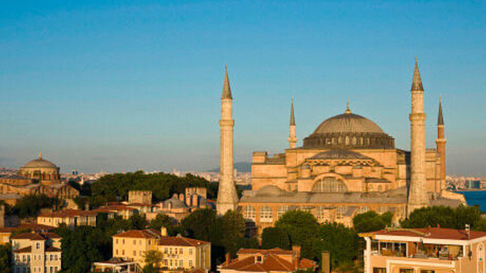 Die touristischen Highlights von Istanbul locken zum Verweilen über den Kongress hinaus: die Hagia Sophia und die Fatih- Sultan-Mehmet-Brücke über den Bosporus.